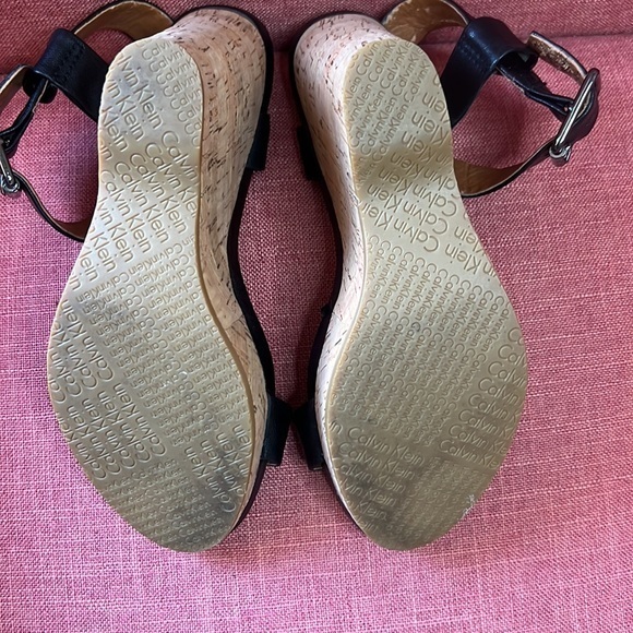 CALVIN KLEIN WOMENS‎ BLACK WEDGE SANDALS SIZE 8 1/2 - Picture 4 of 10